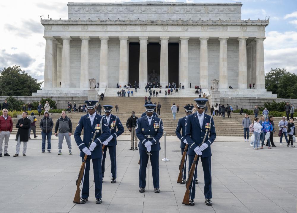 DVIDS – News – U.S. Air Force Honor Guard Drill Team Wows Crowd at Lincoln Memorial