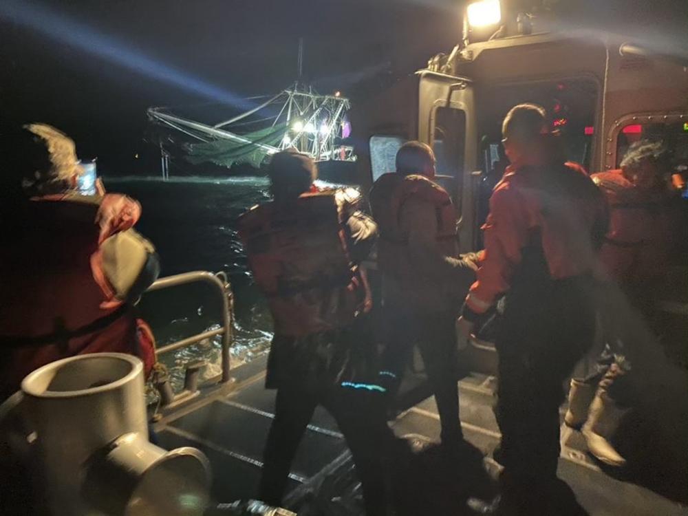 DVIDS – Images – Coast Guard rescues 4 from shrimp boat taking on water 11 miles south of Jamaica Beach, Texas [Image 4 of 5]