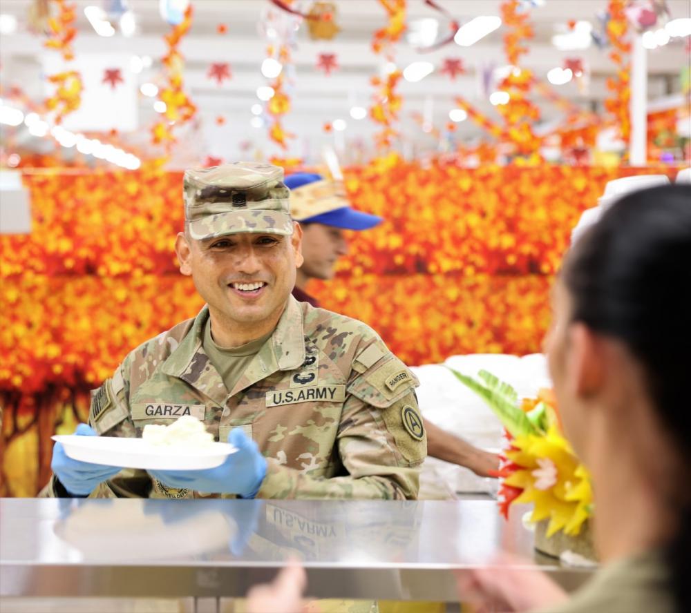 DVIDS – Images – Lt. Gen. Patrick D. Frank and Command Sgt. Maj. Jacinto Garza serve Thanksgiving meals, 2022