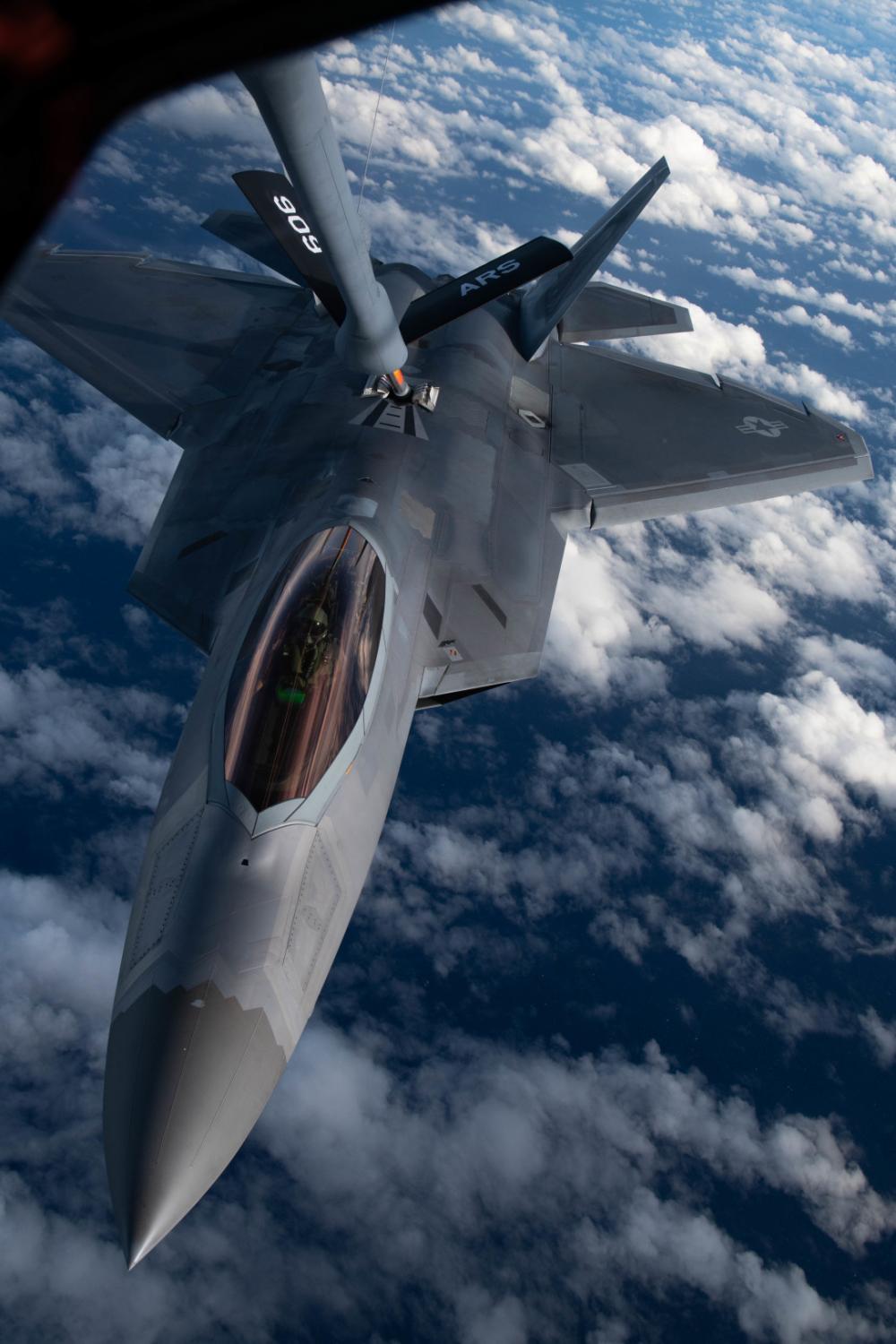 DVIDS – Images – 909th ARS refuels Eagles, Raptors [Image 9 of 9]