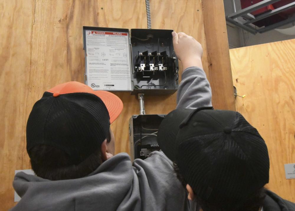 DVIDS – Images – Naval Medical Center Camp Lejeune’s STEM Program partners with Marine Corps Engineering School [Image 8 of 8]