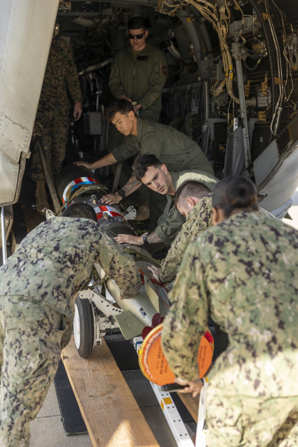 DVIDS – Images – Steel Knight 23: MV-22B Osprey Torpedo Loading [Image 1 of 3]