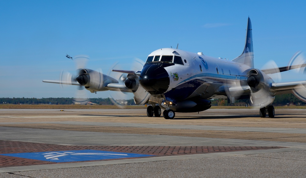 DVIDS – News – NOAA, NHC visit 53rd WRS Hurricane Hunters