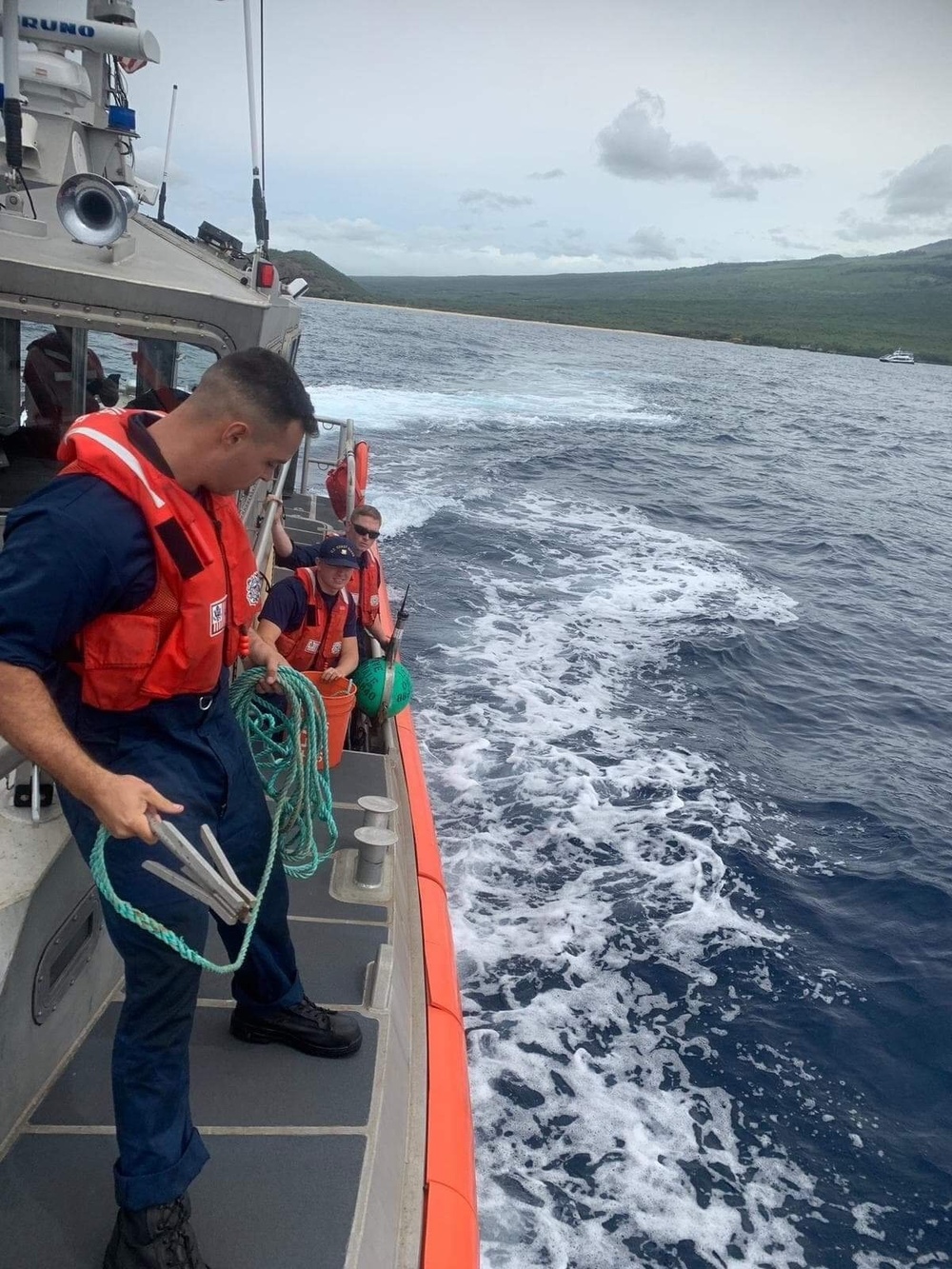 DVIDS – News – Coast Guard assists NOAA in whale disentanglement off Maui