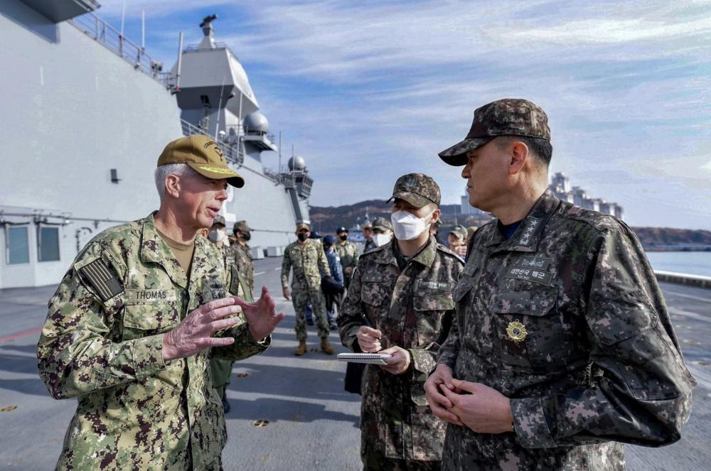 DVIDS – Images – Commander, U.S 7th Fleet tours ROK Ship with Commander, ROK Fleet [Image 3 of 10]