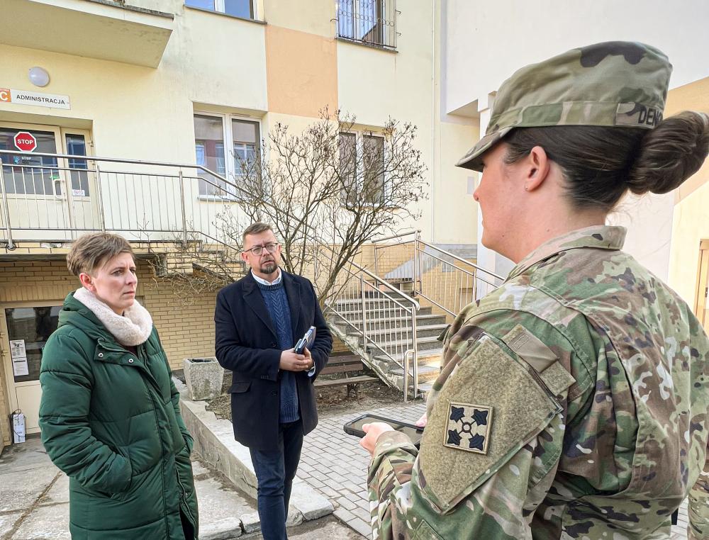 DVIDS – Images – 4 ID Surgeon Cell Tours Healthcare Center [Image 3 of 5]