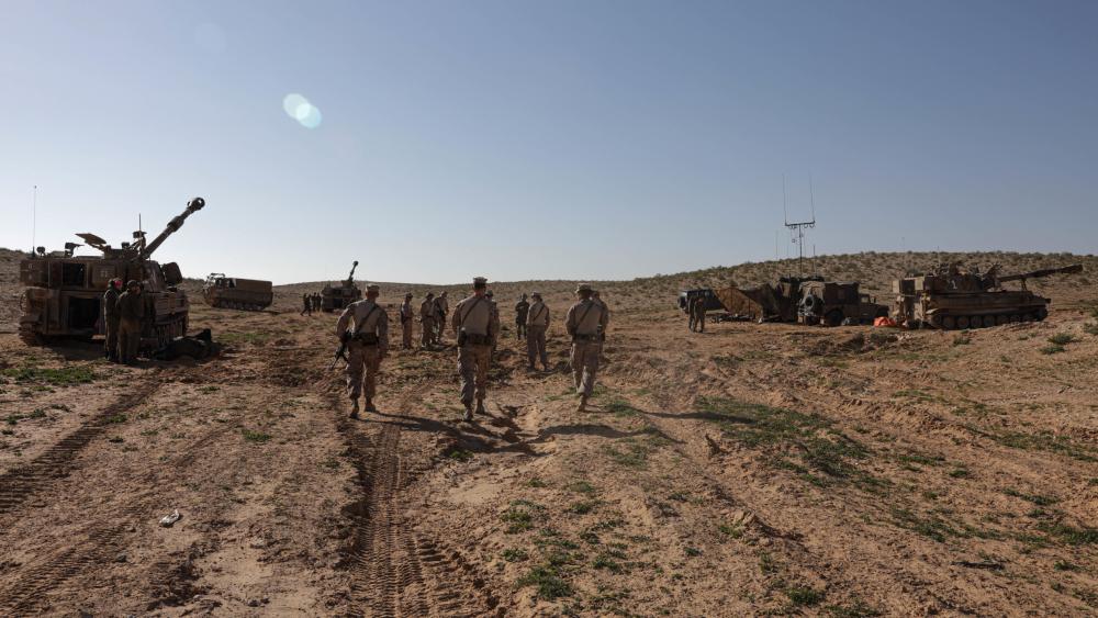 DVIDS – Images – U.S. Marines with 3rd ANGLICO Visit a Mobile Artillery Pause During Intrepid Maven 23.2 [Image 4 of 4]