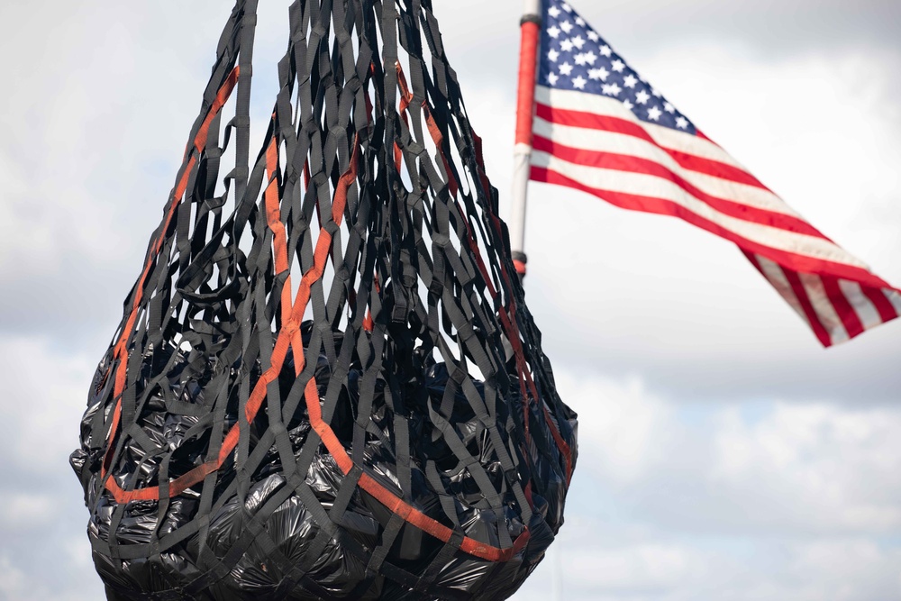 DVIDS – Images – USS Farragut, Coast Guard offloads more than $69 million in illegal narcotics [Image 5 of 5]