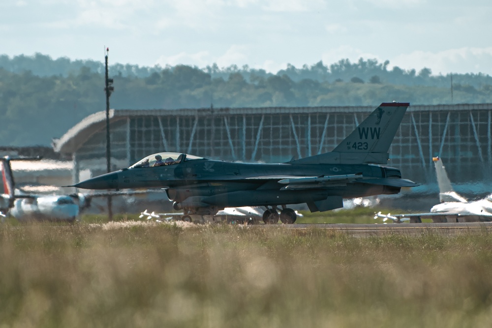 DVIDS – Images – Fighting Falcons Flock to the Philippines [Image 10 of 11]