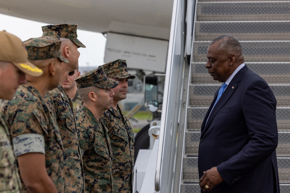 DVIDS – Images – Secretary of Defense visits Marine Corps Air Station Iwakuni [Image 1 of 6]