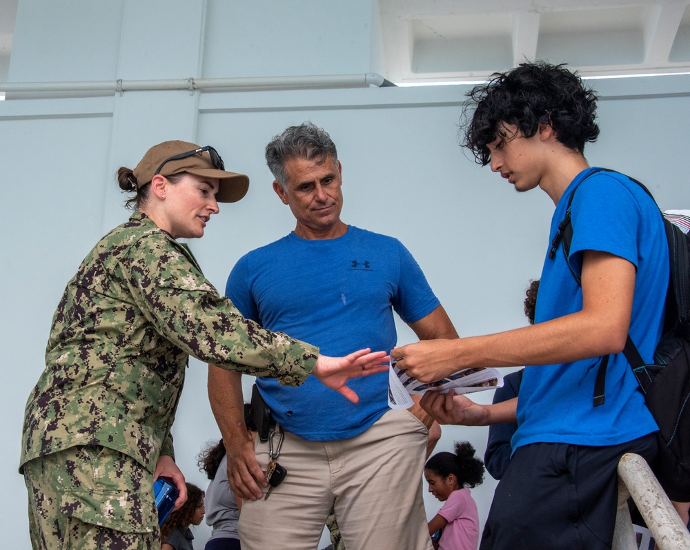 DVIDS – Images – Coast Guard Port Security Units visit students in Vieques, Puerto Rico [Image 1 of 3]