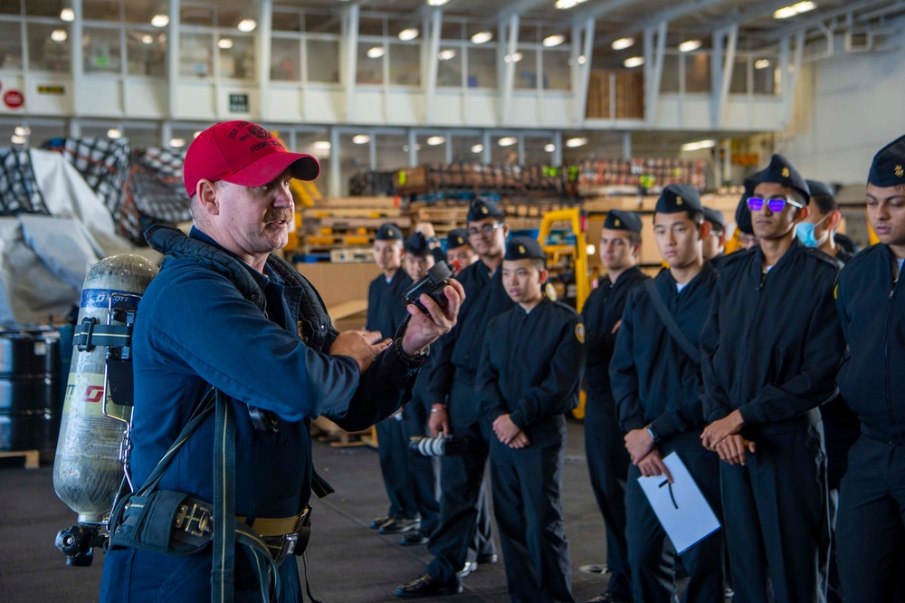DVIDS – Images – Sailors Conduct a Tour Aboard USS Carl Vinson (CVN 70) [Image 1 of 3]