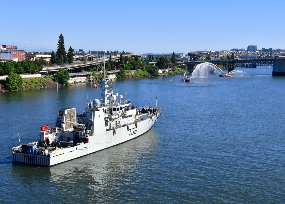 DVIDS – Images – Portland Fleet Week Welcomes Ships from U.S. Navy, U.S. Coast Guard and Royal Canadian Navy [Image 10 of 10]
