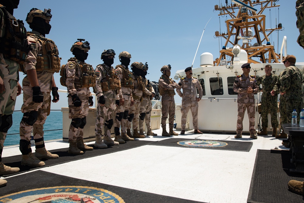 DVIDS – Images – USCGC Glen Harris Participates in a Trilateral Exercise with Iraq and Kuwait in U.S. 5th Fleet AOO [Image 8 of 18]