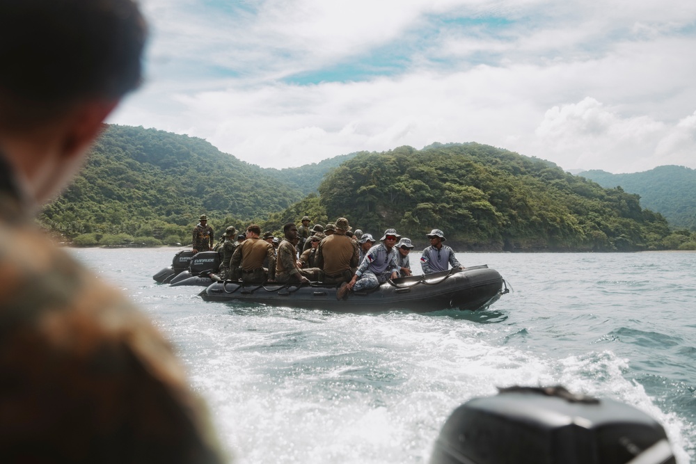 DVIDS – News – KAMANDAG 8: Multinational Teams, 15th MEU Recon Train Together in Manila