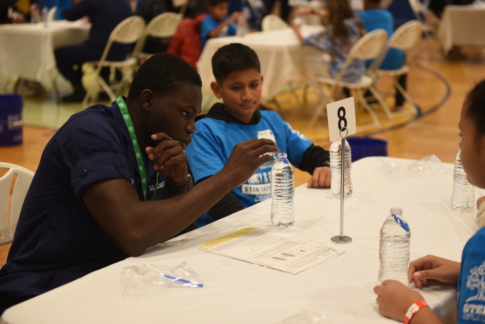 DVIDS – Images – Coast Guard 9th District crews volunteer with Cleveland area students [Image 4 of 8]