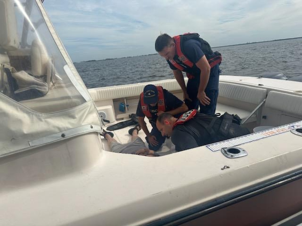 DVIDS – Images – Coast Guard rescues boater near Sunshine Skyway Bridge [Image 1 of 2]