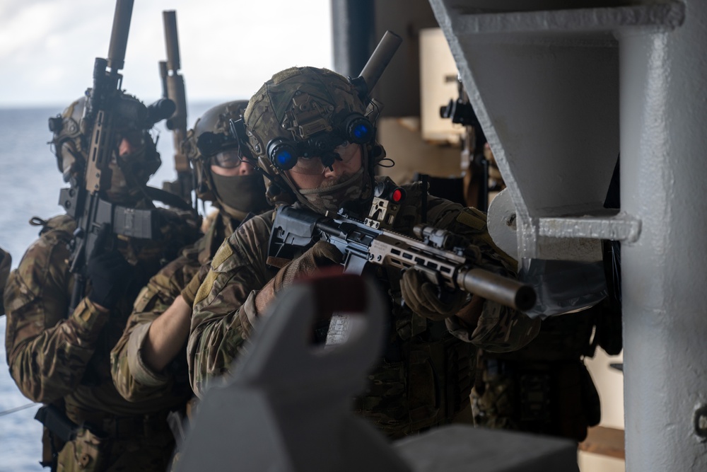 DVIDS – Images – U.S. Navy SEALs Train with Coast Guard MSRT in VBSS Training [Image 4 of 14]