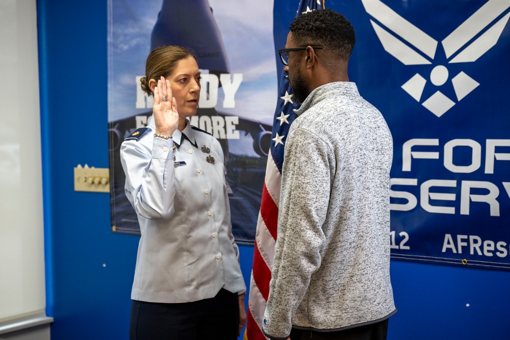 DVIDS – News – From Gridiron to Cyber Defense: former NFL player enlists in the Air Force Reserve