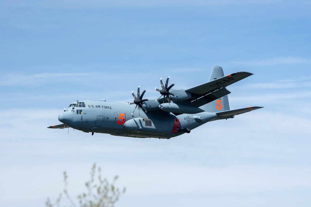DVIDS – Images – A C-130 (MAFFS 5) from the United States Air Force Reserve’s 302nd Airlift Wing out of Colorado Space Force Base does a dry run before performing a water drop April 24, 2025, during Modular Airborne Fire Fighting System (MAFFS) Spring Training 2025 [Image 22 of 43]