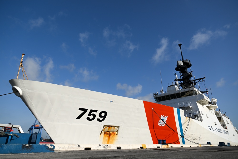 DVIDS – Images – Coast Guard Cutter Calhoun offloads more than $140.9 million in illegal narcotics at Port Everglades [Image 10 of 11]