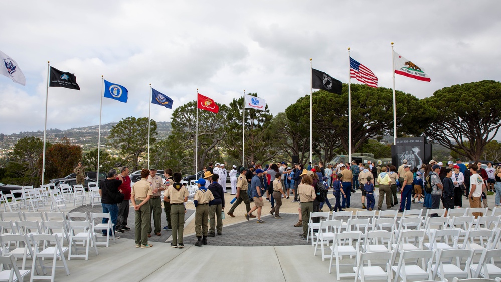 DVIDS – Images – Green Hills Memorial Park Flag Laying Community Event during Los Angeles Fleet Week [Image 5 of 19]
