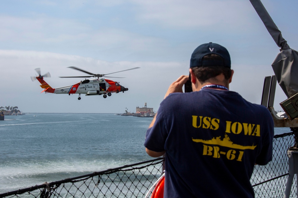 DVIDS – Images – An MH-60T Sikorsky Jayhawk Helicopter Conducts an Aerial Demonstration for LA Fleet Week [Image 3 of 5]