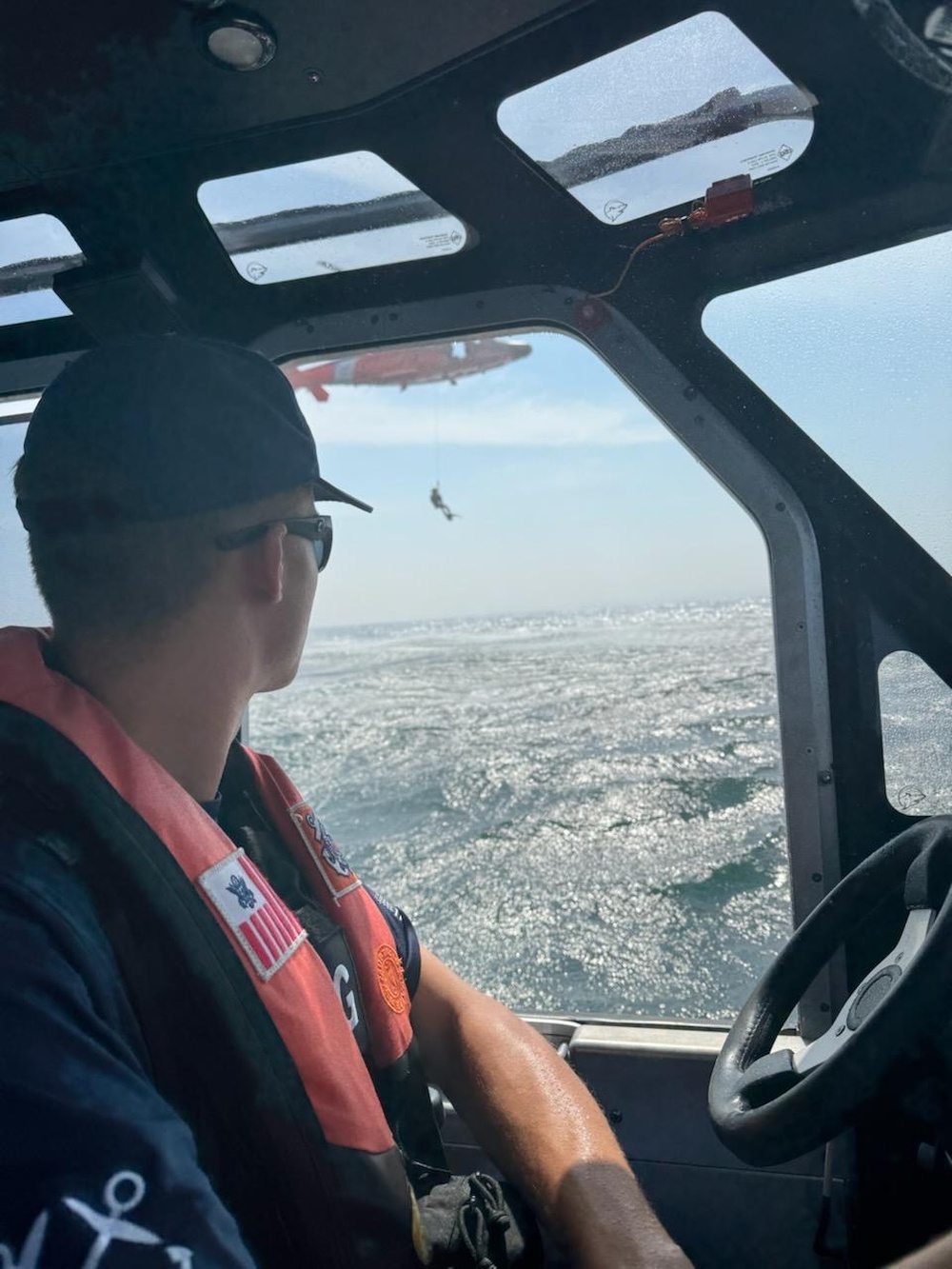 DVIDS – Images – Coast Guard rescues 4 people from capsized vessel on Lake Erie [Image 1 of 3]