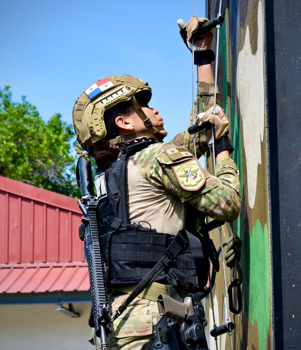 DVIDS – News – Panamanian Security Forces Sharpen Teamwork and Climbing Skills During PANAMAX-ALPHA 2025