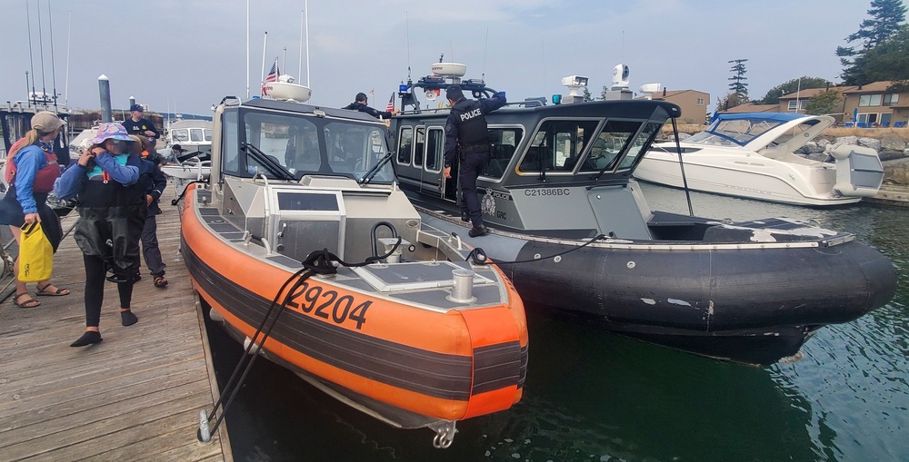 DVIDS – Images – U.S. Coast Guard, Royal Canadian Mounted Police rescue 12 kayakers near San Juan Islands [Image 3 of 3]