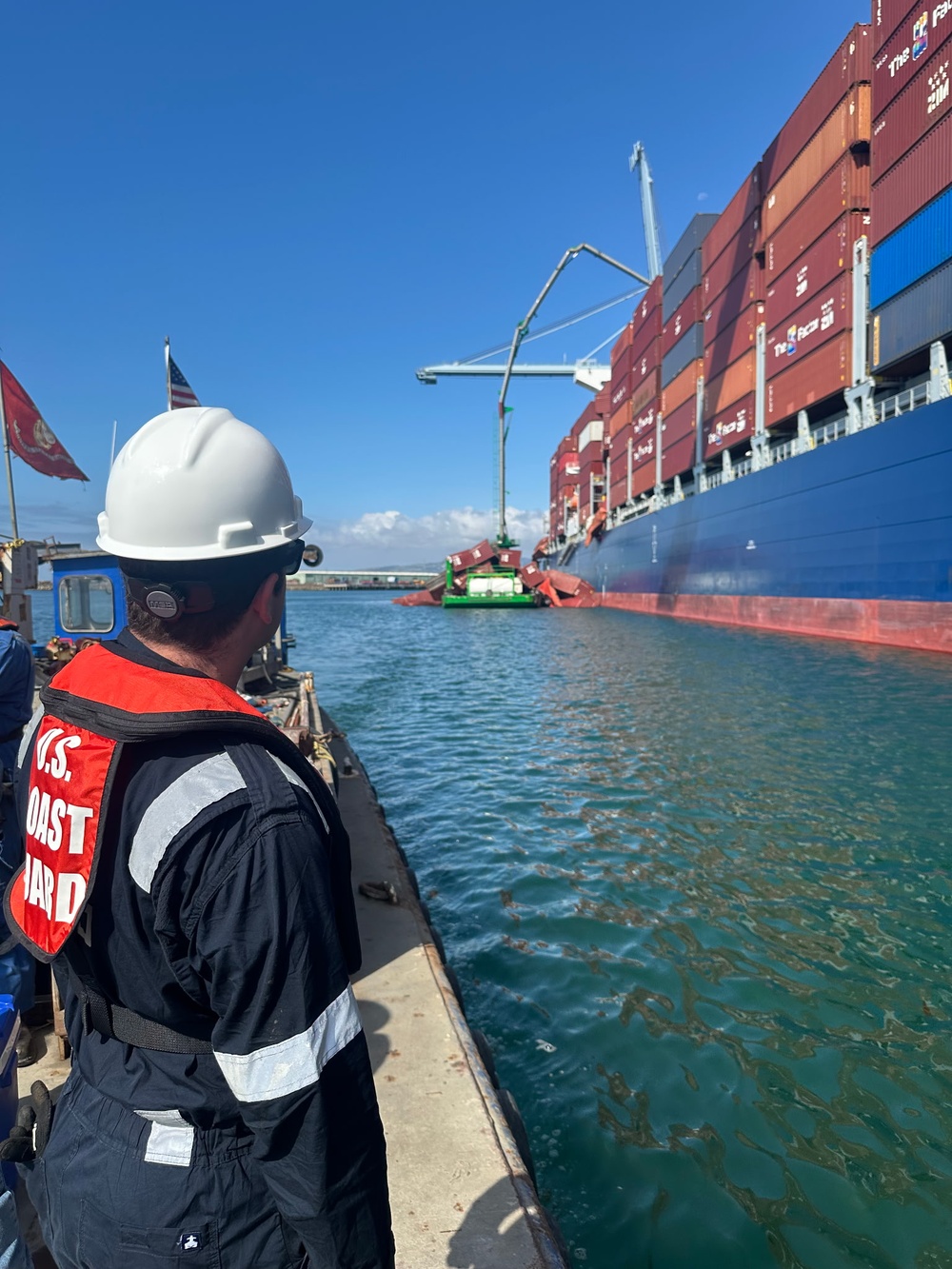 DVIDS – Images – U.S Coast Guard Salvage Engineering Response Team surveys the container ship in the Port of Long Beach [Image 1 of 2]