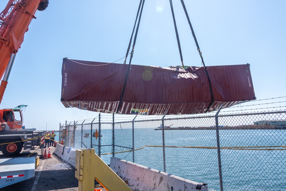 DVIDS – Images – Unified Command continues to recover the fallen containers at the Port of Long Beach [Image 6 of 11]