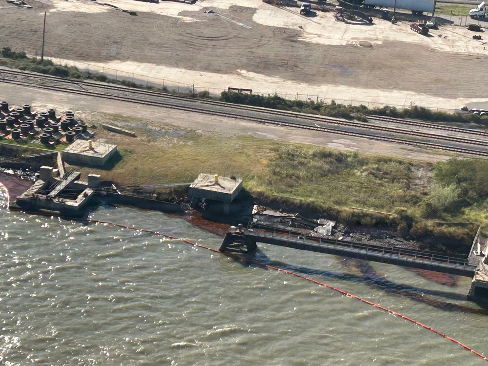 DVIDS – Images – Coast Guard Air Station Houston Flies Over an Oil Spill [Image 2 of 3]