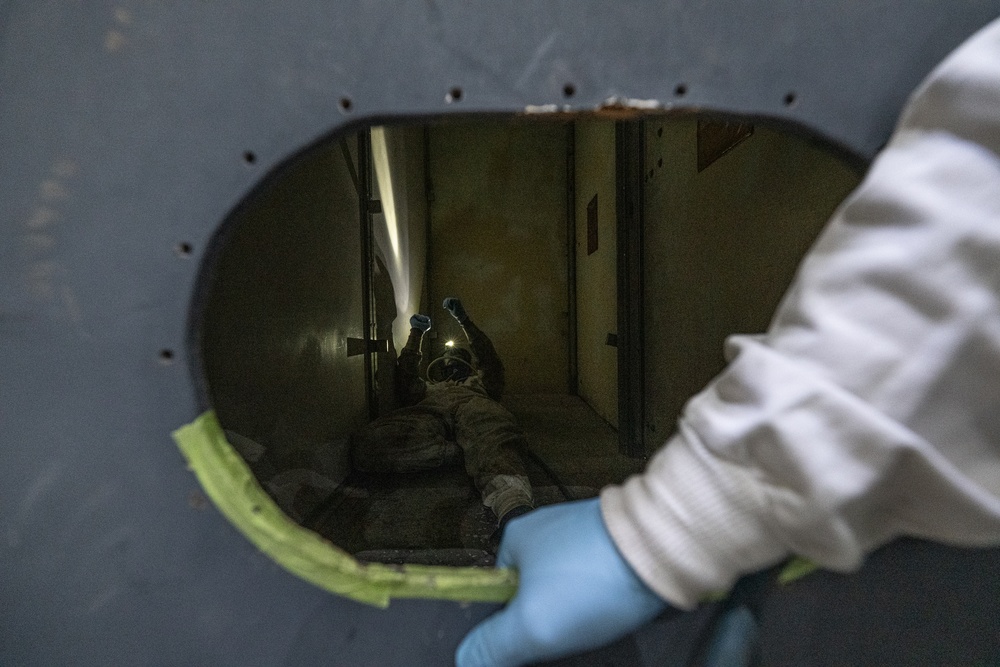 DVIDS – Images – 379 EMXS and 379 ECES accomplish confined space refresher training [Image 1 of 4]