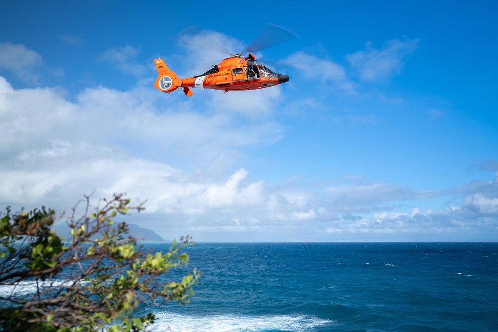 DVIDS – Images – U.S. Coast Guard Air Station Barbers Point Conducts Cliff Side Training [Image 2 of 10]