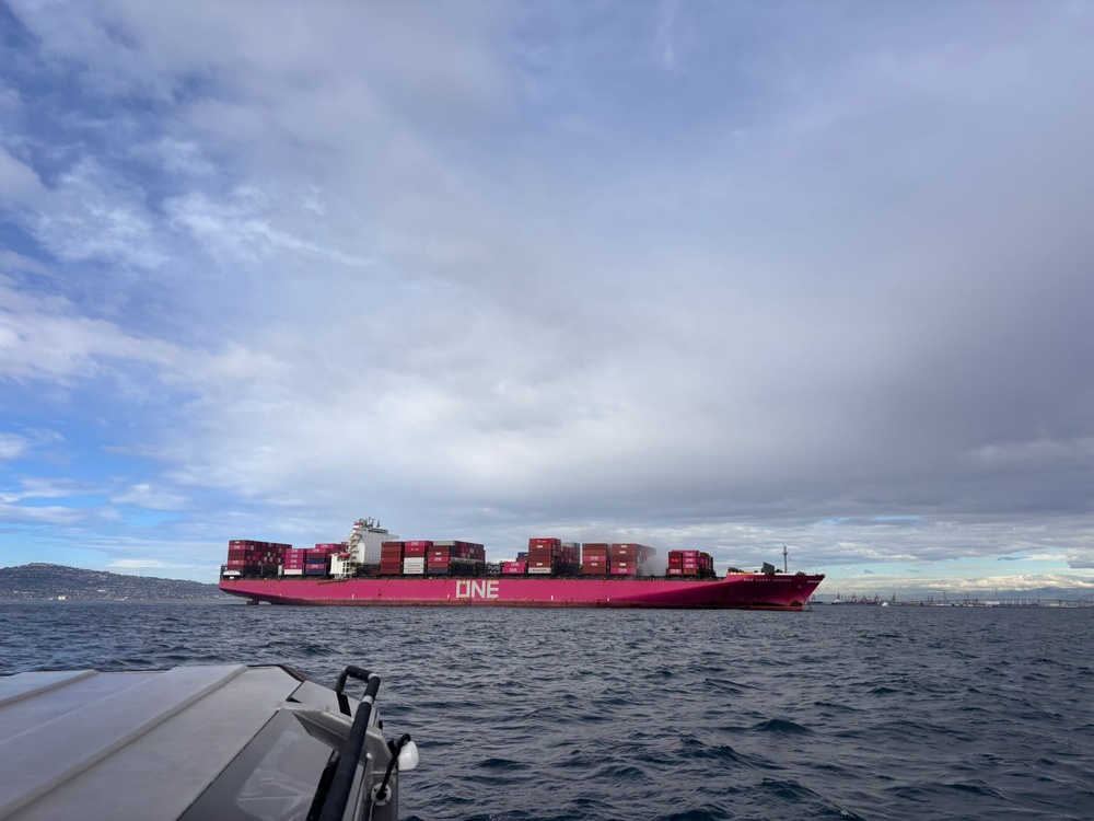 DVIDS – Images – Unified Command continues efforts to stop fire on cargo vessel at the Port of Los Angeles [Image 3 of 3]